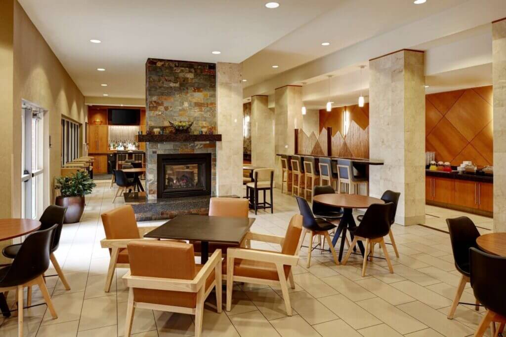 Hyatt House Bellevue lobby and dining area featuring modern furnishings and a welcoming atmosphere, ideal for families looking for a comfortable stay with kids in Bellevue.