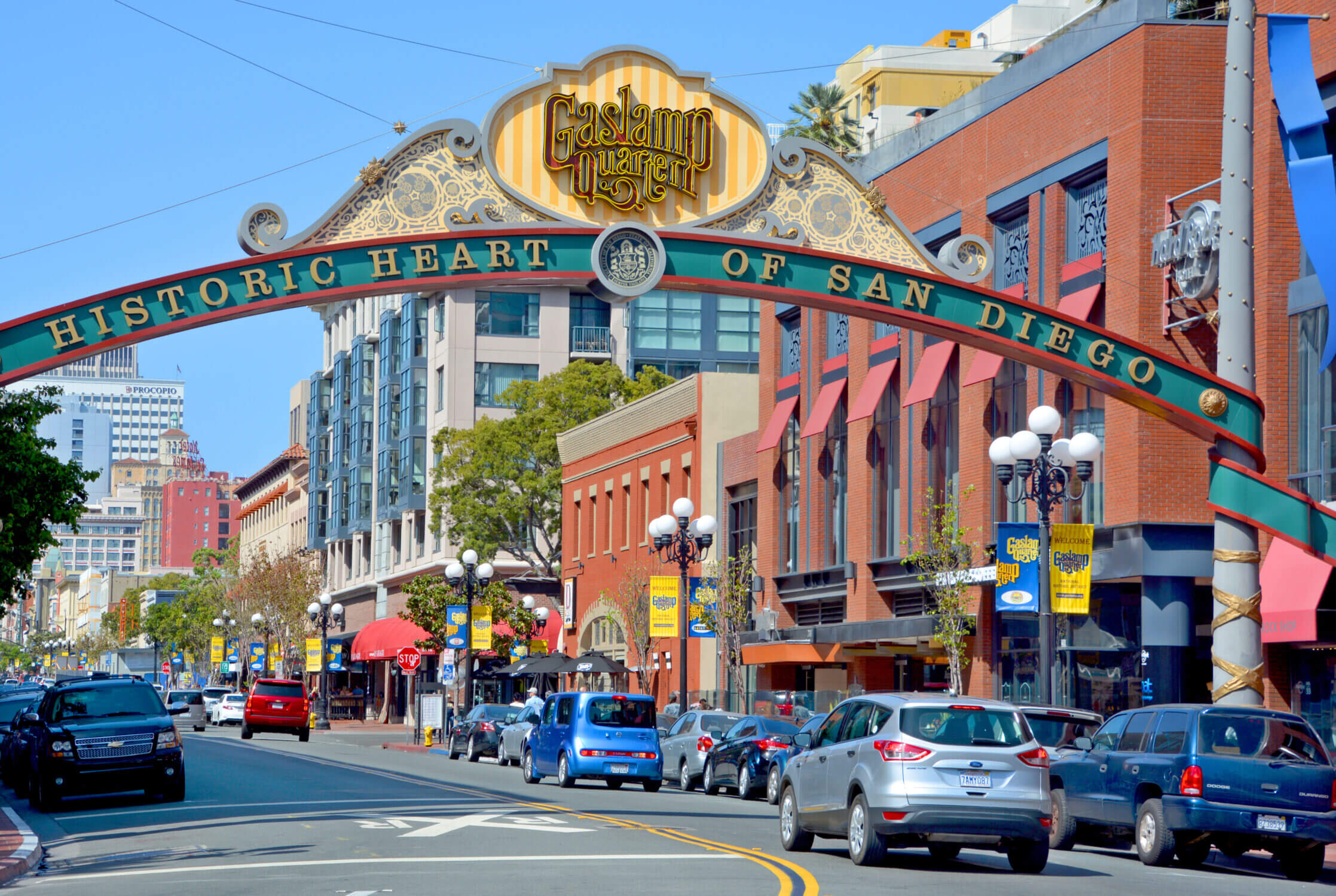 The historic Gaslamp Quarter sign in downtown San Diego marks the entrance to one of the city’s most vibrant and lively districts. A popular spot to visit with kids, the Gaslamp Quarter is filled with family-friendly attractions, unique dining options, and entertainment venues. Families can explore the area’s historic architecture, take a fun Old Town Trolley Tour, or visit nearby attractions like the New Children’s Museum and Petco Park.