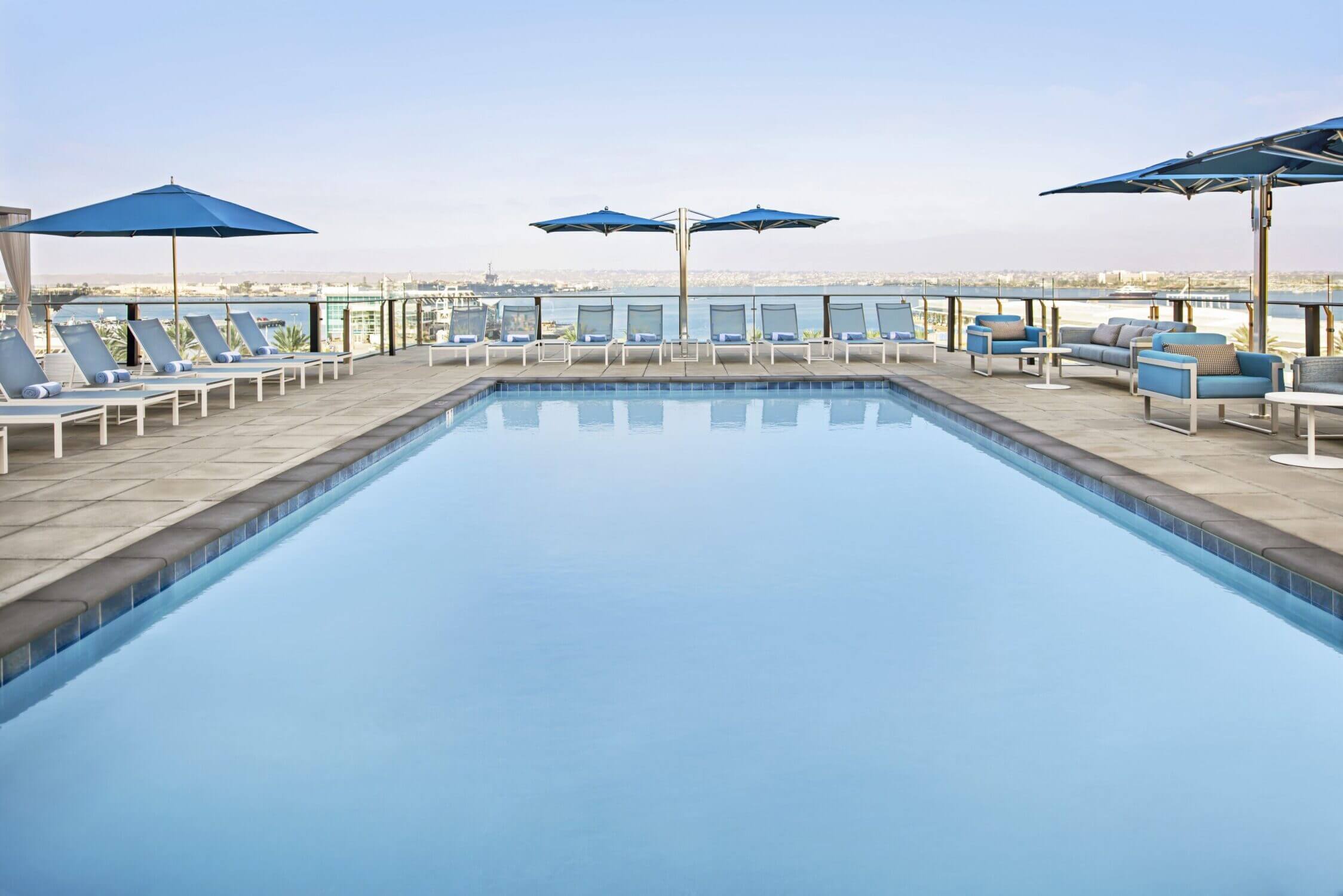 InterContinental San Diego by IHG features a luxurious outdoor swimming pool with stunning waterfront views. This family-friendly hotel offers a relaxing poolside experience, where kids can splash and play while parents unwind in comfortable lounge chairs.