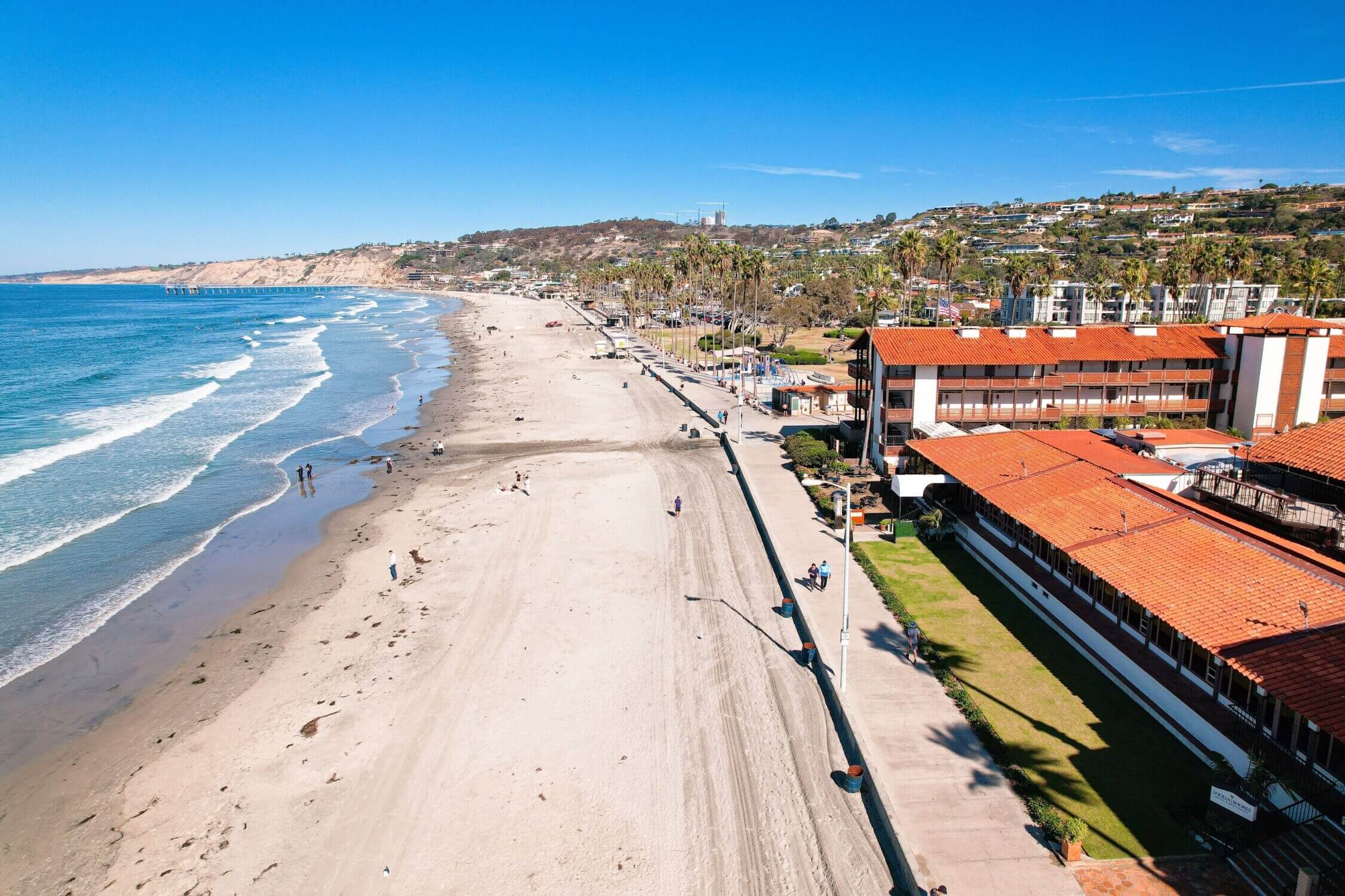 La Jolla Shores Hotel is perfectly located right next to La Jolla Shores Beach, offering families a relaxing stay with easy walking access to the sandy shoreline and a nearby playground.