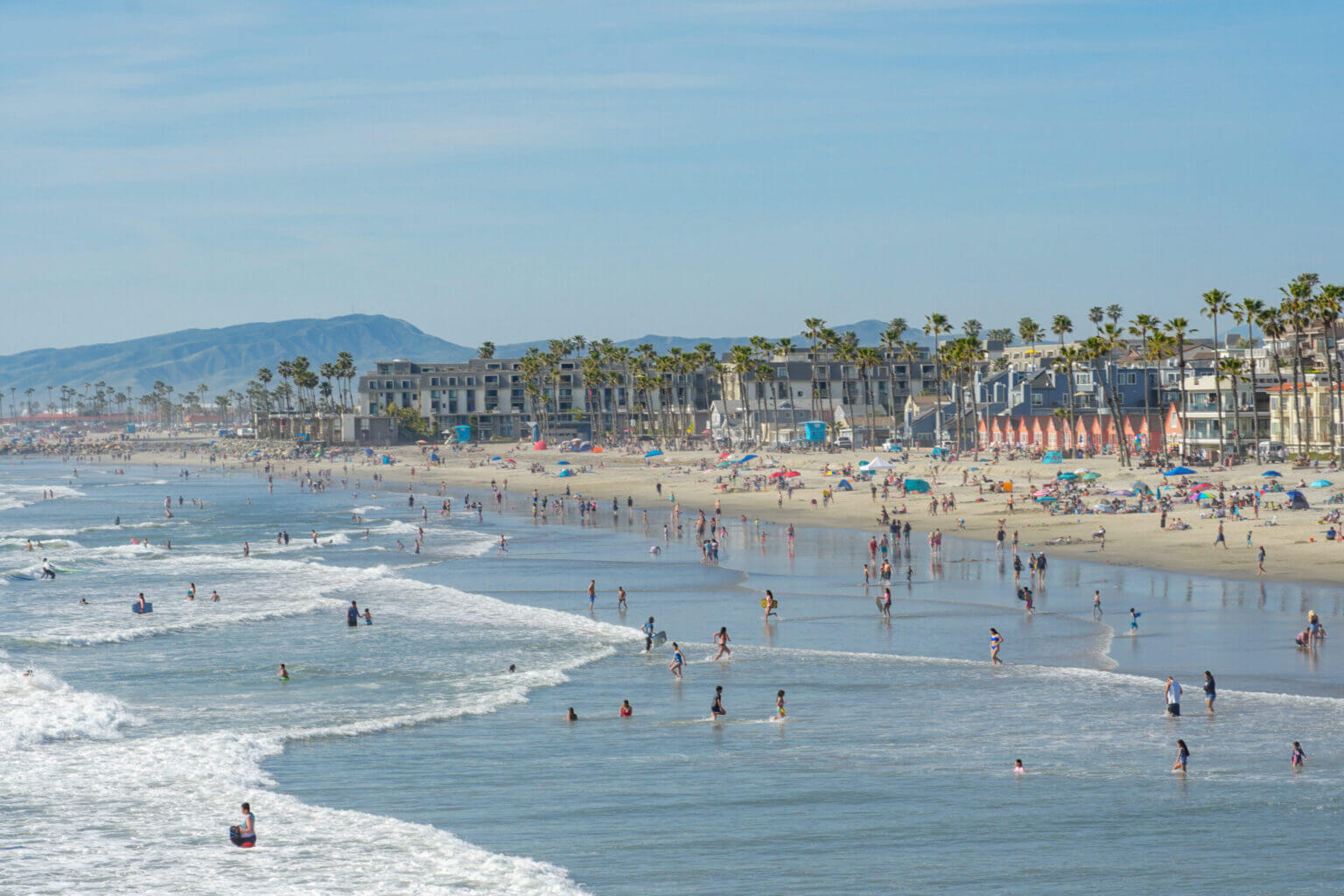 While in Carlsbad, a fun place to visit with kids is Oceanside Beach! This family-friendly beach in San Diego, California, is perfect for a sunny day filled with sand, surf, and relaxation.
